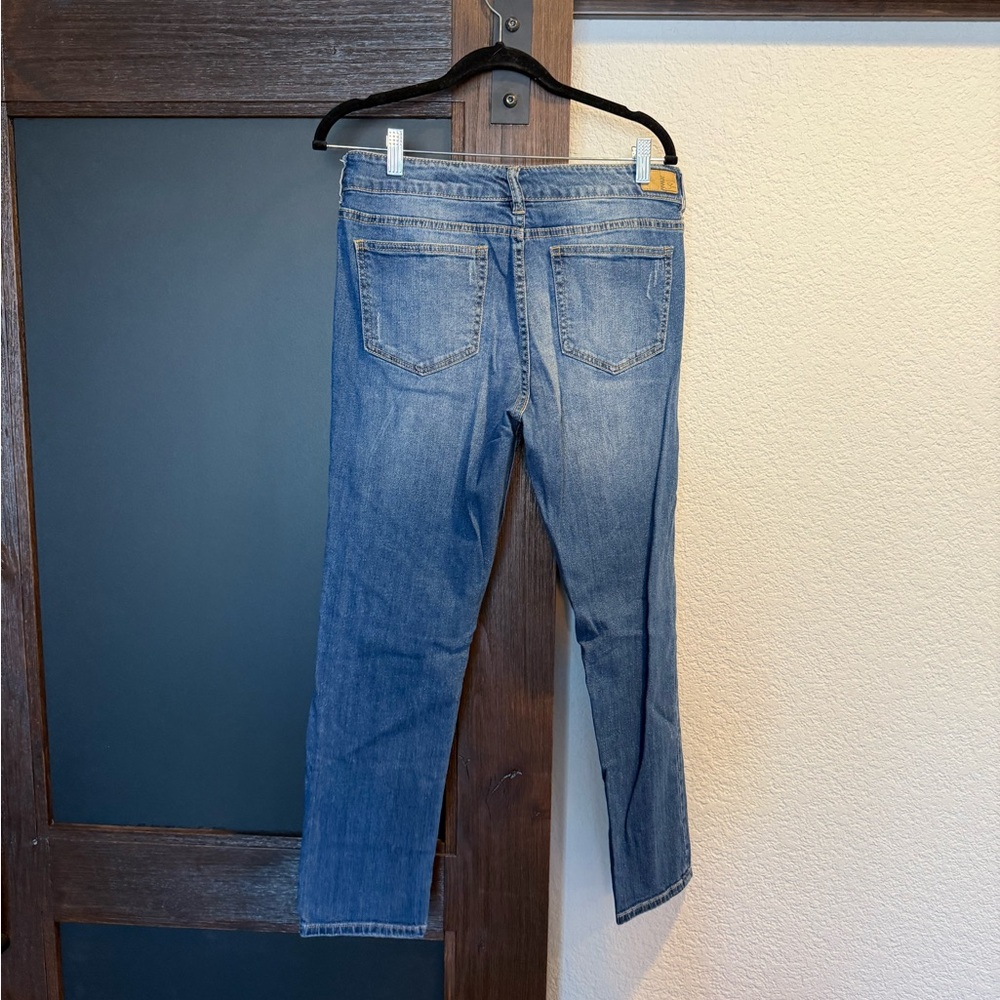Stylish Blue Distressed Women's Cropped Jeans - Picture 2 of 3